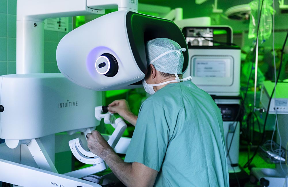 Prof. Roland Croner operiert mit dem neuesten Da Vinci OP-Robotersystem an der UMMD.